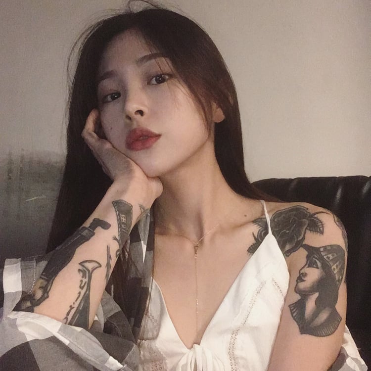 Xuất hiện người đẹp có biệt danh 'Sulli phiên bản xăm trổ', dân tình nhận xét độ giống nhau đến 90% Xuất hiện người đẹp có biệt danh 'Sulli phiên bản xăm trổ', dân tình nhận xét độ giống nhau đến 90%