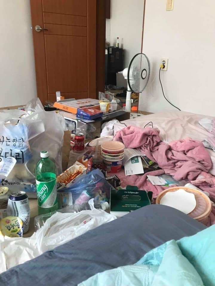 Cuộc thi 'Ai ở bẩn nhất': Sinh viên Hàn Quốc hào hứng gửi ảnh tham gia, chỉ khán giả là choáng nặng Cuộc thi 'Ai ở bẩn nhất': Sinh viên Hàn Quốc hào hứng gửi ảnh tham gia, chỉ khán giả là choáng nặng