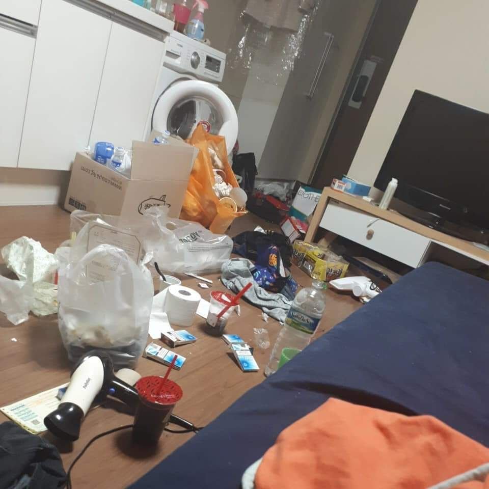 Cuộc thi 'Ai ở bẩn nhất': Sinh viên Hàn Quốc hào hứng gửi ảnh tham gia, chỉ khán giả là choáng nặng Cuộc thi 'Ai ở bẩn nhất': Sinh viên Hàn Quốc hào hứng gửi ảnh tham gia, chỉ khán giả là choáng nặng