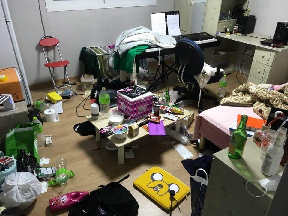 Cuộc thi 'Ai ở bẩn nhất': Sinh viên Hàn Quốc hào hứng gửi ảnh tham gia, chỉ khán giả là choáng nặng Cuộc thi 'Ai ở bẩn nhất': Sinh viên Hàn Quốc hào hứng gửi ảnh tham gia, chỉ khán giả là choáng nặng
