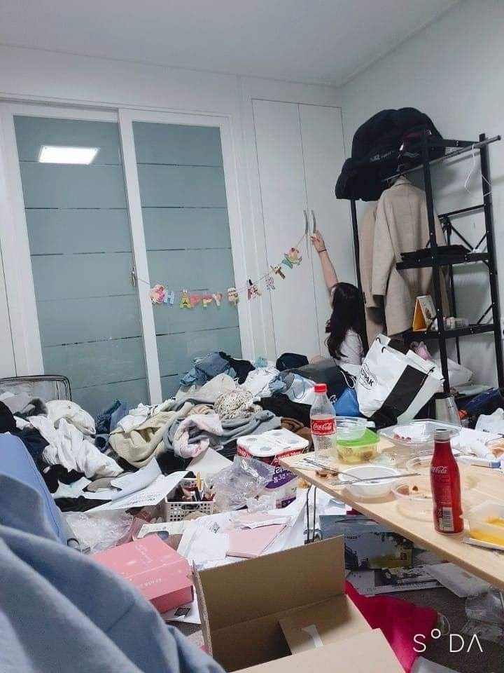 Cuộc thi 'Ai ở bẩn nhất': Sinh viên Hàn Quốc hào hứng gửi ảnh tham gia, chỉ khán giả là choáng nặng Cuộc thi 'Ai ở bẩn nhất': Sinh viên Hàn Quốc hào hứng gửi ảnh tham gia, chỉ khán giả là choáng nặng