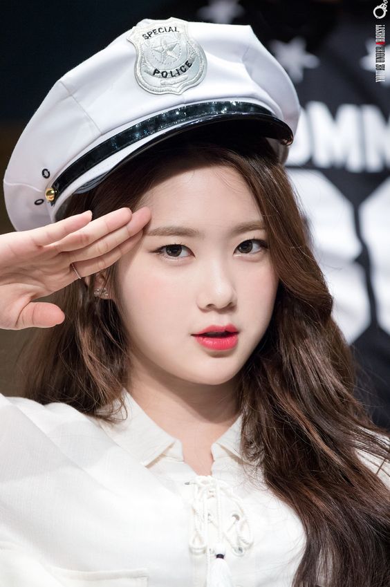 Một nữ idol nổi rần rần nhờ câu trả lời cực ngầu khi bị fan nam kém duyên bắt gọi 'Oppa' Một nữ idol nổi rần rần nhờ câu trả lời cực ngầu khi bị fan nam kém duyên bắt gọi 'Oppa'