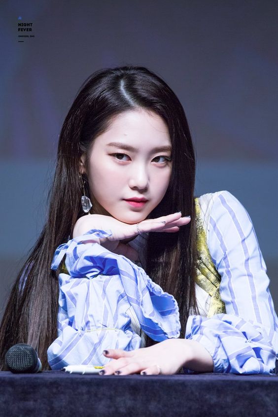 Một nữ idol nổi rần rần nhờ câu trả lời cực ngầu khi bị fan nam kém duyên bắt gọi 'Oppa' Một nữ idol nổi rần rần nhờ câu trả lời cực ngầu khi bị fan nam kém duyên bắt gọi 'Oppa'