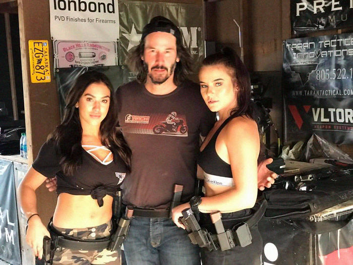 Tại sao Keanu Reeves không bao giờ chạm tay vào người fan nữ khi chụp ảnh cùng? Tại sao Keanu Reeves không bao giờ chạm tay vào người fan nữ khi chụp ảnh cùng?