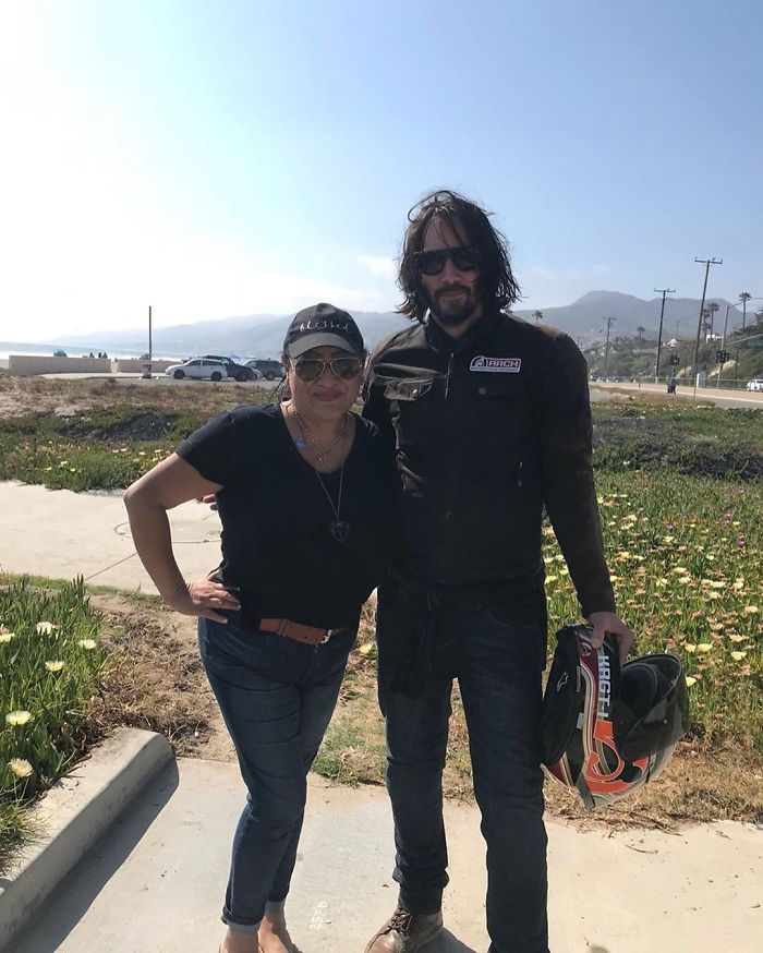 Tại sao Keanu Reeves không bao giờ chạm tay vào người fan nữ khi chụp ảnh cùng? Tại sao Keanu Reeves không bao giờ chạm tay vào người fan nữ khi chụp ảnh cùng?