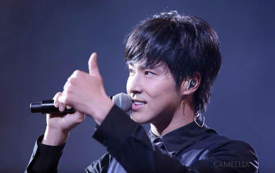 DBSK Yunho luôn 'bật ngón cái' khi chụp ảnh, bạn sẽ khóc khi biết câu chuyện đằng sau đó DBSK Yunho luôn 'bật ngón cái' khi chụp ảnh, bạn sẽ khóc khi biết câu chuyện đằng sau đó