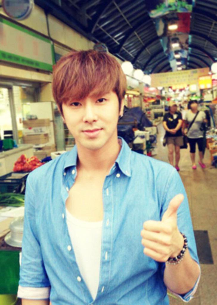 DBSK Yunho luôn 'bật ngón cái' khi chụp ảnh, bạn sẽ khóc khi biết câu chuyện đằng sau đó DBSK Yunho luôn 'bật ngón cái' khi chụp ảnh, bạn sẽ khóc khi biết câu chuyện đằng sau đó