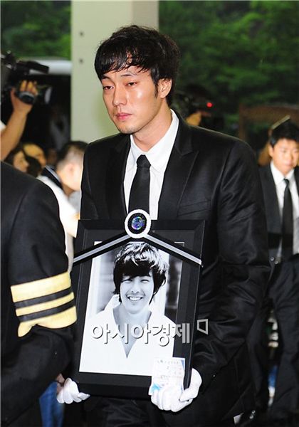 Dẫu Kbiz có bao nhiêu biến động, vẫn còn một So Ji Sub luôn nhớ tới ngày giỗ của Park Yong Ha Dẫu Kbiz có bao nhiêu biến động, vẫn còn một So Ji Sub luôn nhớ tới ngày giỗ của Park Yong Ha