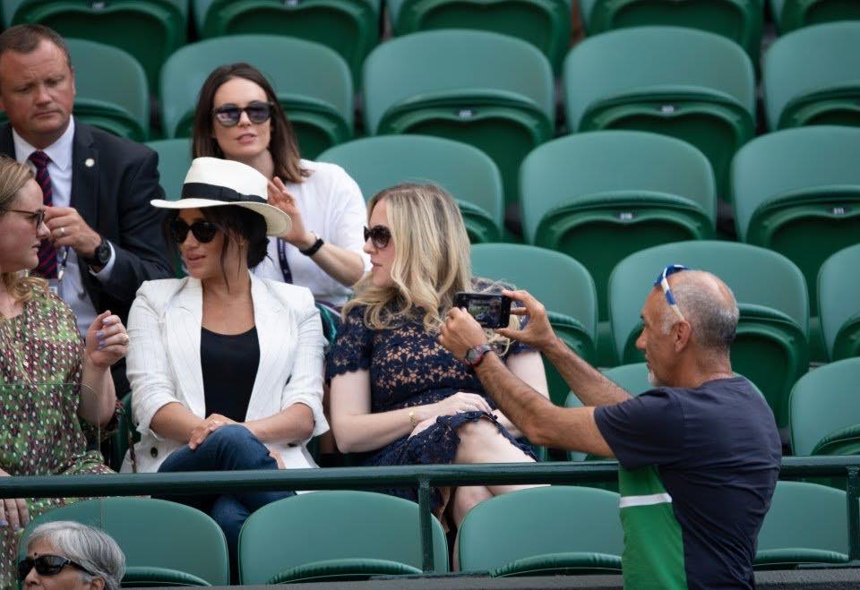 Vệ sĩ của Meghan Markle ngăn không cho fan chụp ảnh nhưng hóa ra chỉ là đang selfie Vệ sĩ của Meghan Markle ngăn không cho fan chụp ảnh nhưng hóa ra chỉ là đang selfie