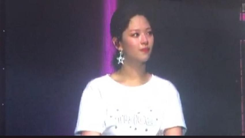 Thiếu vắng Mina, concert của TWICE chìm trong biển nước mắt vì những lời hứa về con số 9 Thiếu vắng Mina, concert của TWICE chìm trong biển nước mắt vì những lời hứa về con số 9