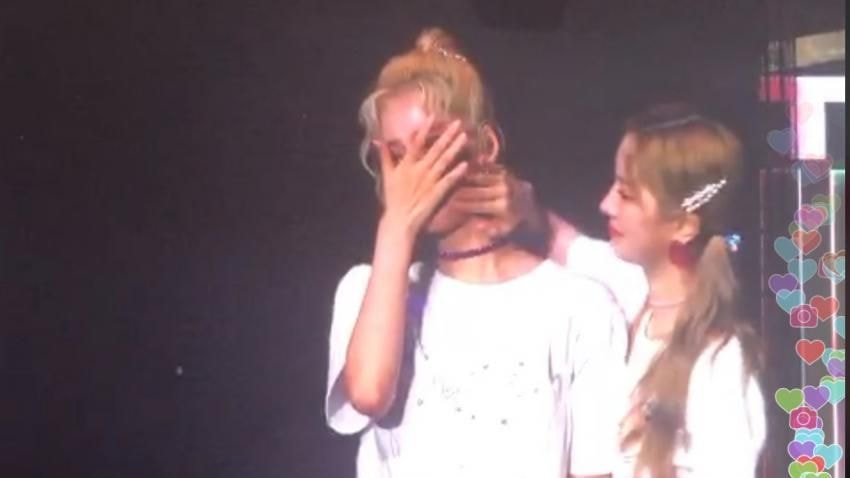 Thiếu vắng Mina, concert của TWICE chìm trong biển nước mắt vì những lời hứa về con số 9 Thiếu vắng Mina, concert của TWICE chìm trong biển nước mắt vì những lời hứa về con số 9