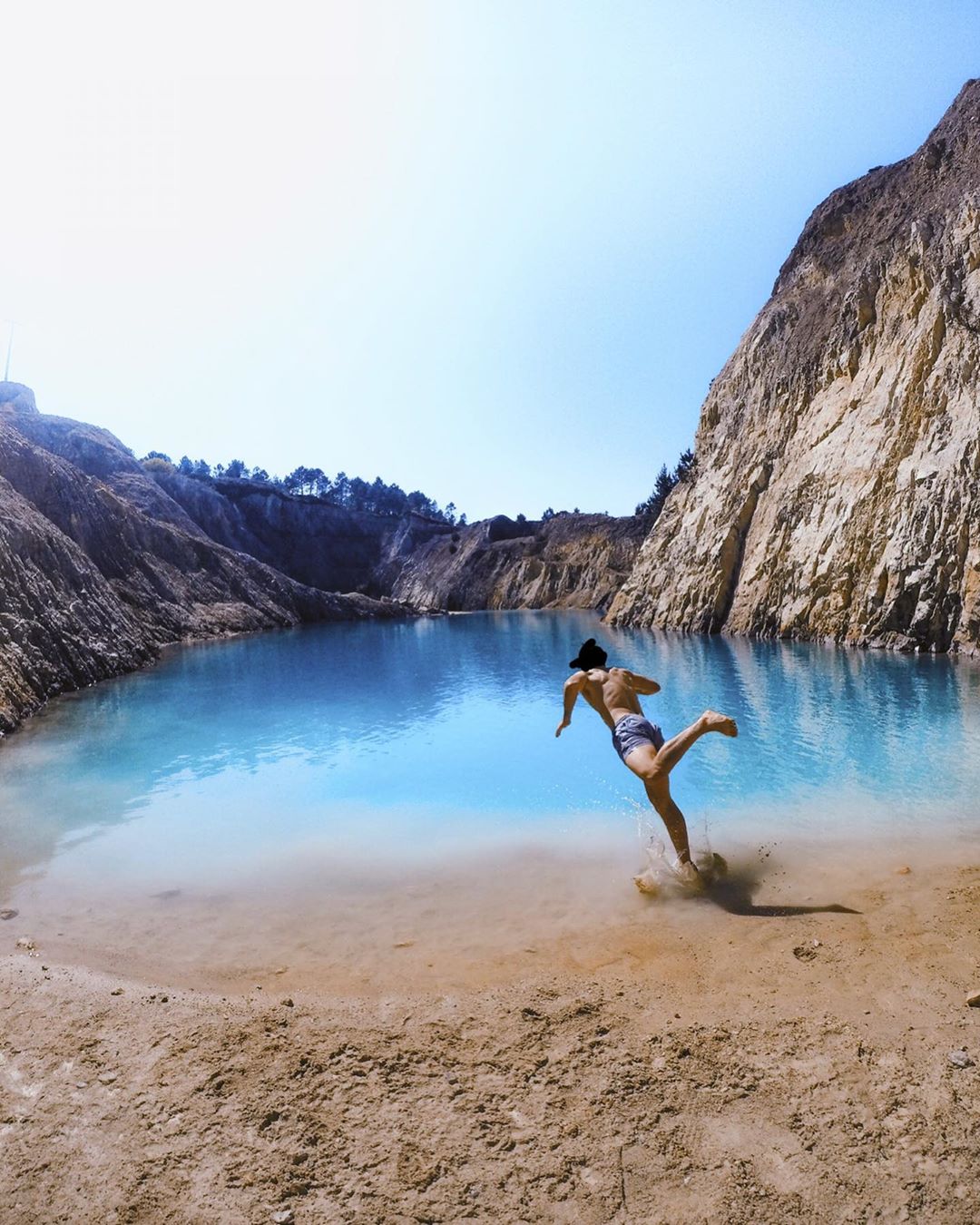 Ham sống ảo, Instagrammer bị phát ban và buồn nôn sau khi chụp ảnh gần hồ nước độc Ham sống ảo, Instagrammer bị phát ban và buồn nôn sau khi chụp ảnh gần hồ nước độc