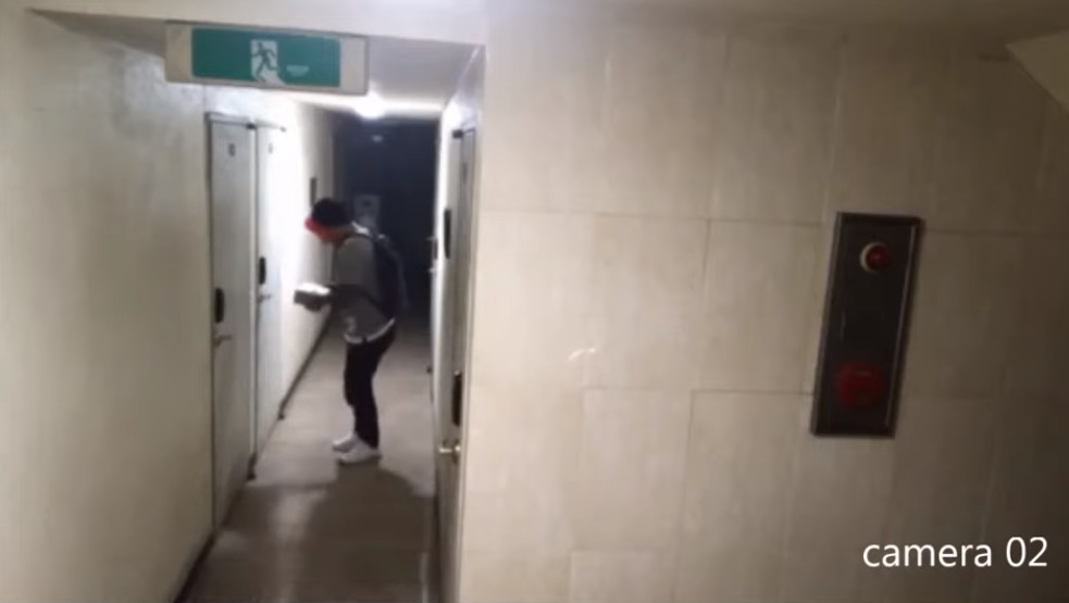 Lại có thêm clip gã trai đeo mặt nạ hề biến thái lởn vởn ở Silimdong khiến dân Hàn hoảng sợ Lại có thêm clip gã trai đeo mặt nạ hề biến thái lởn vởn ở Silimdong khiến dân Hàn hoảng sợ