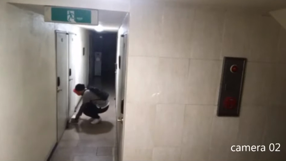 Lại có thêm clip gã trai đeo mặt nạ hề biến thái lởn vởn ở Silimdong khiến dân Hàn hoảng sợ Lại có thêm clip gã trai đeo mặt nạ hề biến thái lởn vởn ở Silimdong khiến dân Hàn hoảng sợ