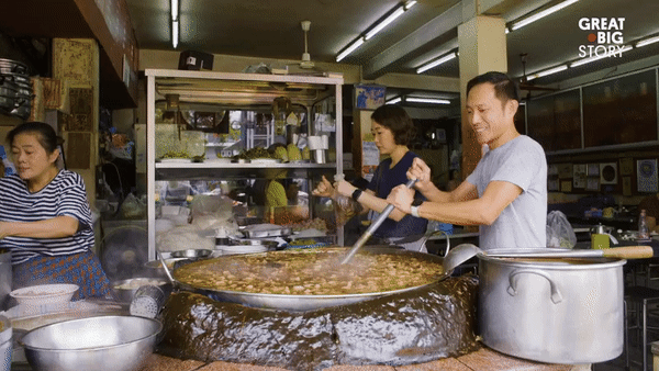 Nhà hàng Thái sử dụng nồi nước dùng được hầm đi hầm lại suốt 45 năm Nhà hàng Thái sử dụng nồi nước dùng được hầm đi hầm lại suốt 45 năm