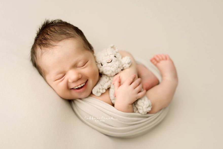 Trẻ sơ sinh cười khoe răng: Hình ảnh tưởng vô hại mà làm sởn hết da gà Trẻ sơ sinh cười khoe răng: Hình ảnh tưởng vô hại mà làm sởn hết da gà