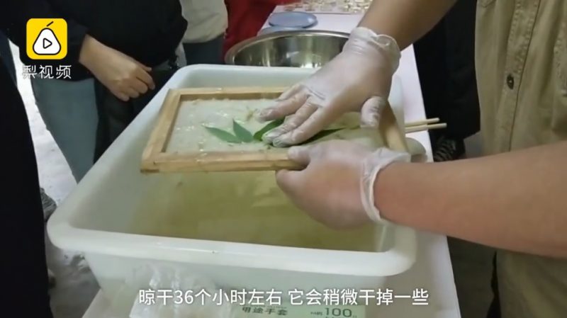 Một sở thú ở Vân Nam, Trung Quốc gây tranh cãi khi dùng phân gấu trúc làm quà lưu niệm Một sở thú ở Vân Nam, Trung Quốc gây tranh cãi khi dùng phân gấu trúc làm quà lưu niệm