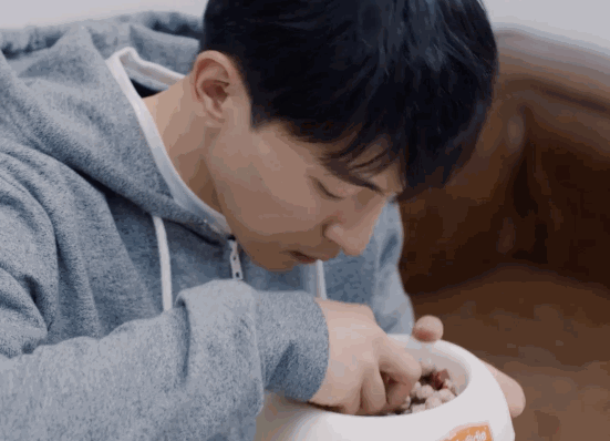 Đặng Luân lên hot search vì ăn thức ăn của chó gây xúc động, giả gái khiến fan cười gãy xương Đặng Luân lên hot search vì ăn thức ăn của chó gây xúc động, giả gái khiến fan cười gãy xương