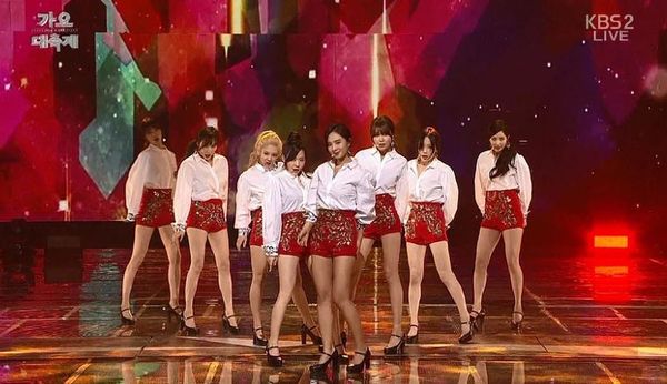 10 lần idol K-Pop khốn đốn vì phục trang sân khấu: Người quá hở hang, kẻ dính nghi án đạo nhái 10 lần idol K-Pop khốn đốn vì phục trang sân khấu: Người quá hở hang, kẻ dính nghi án đạo nhái