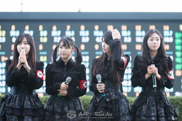 10 lần idol K-Pop khốn đốn vì phục trang sân khấu: Người quá hở hang, kẻ dính nghi án đạo nhái 10 lần idol K-Pop khốn đốn vì phục trang sân khấu: Người quá hở hang, kẻ dính nghi án đạo nhái