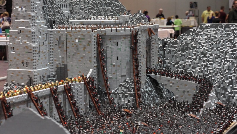 Thánh chơi ngông tái hiện khung cảnh trong 'Chúa Tể Của Những Chiếc Nhẫn' bằng 150 ngàn mảnh LEGO Thánh chơi ngông tái hiện khung cảnh trong 'Chúa Tể Của Những Chiếc Nhẫn' bằng 150 ngàn mảnh LEGO