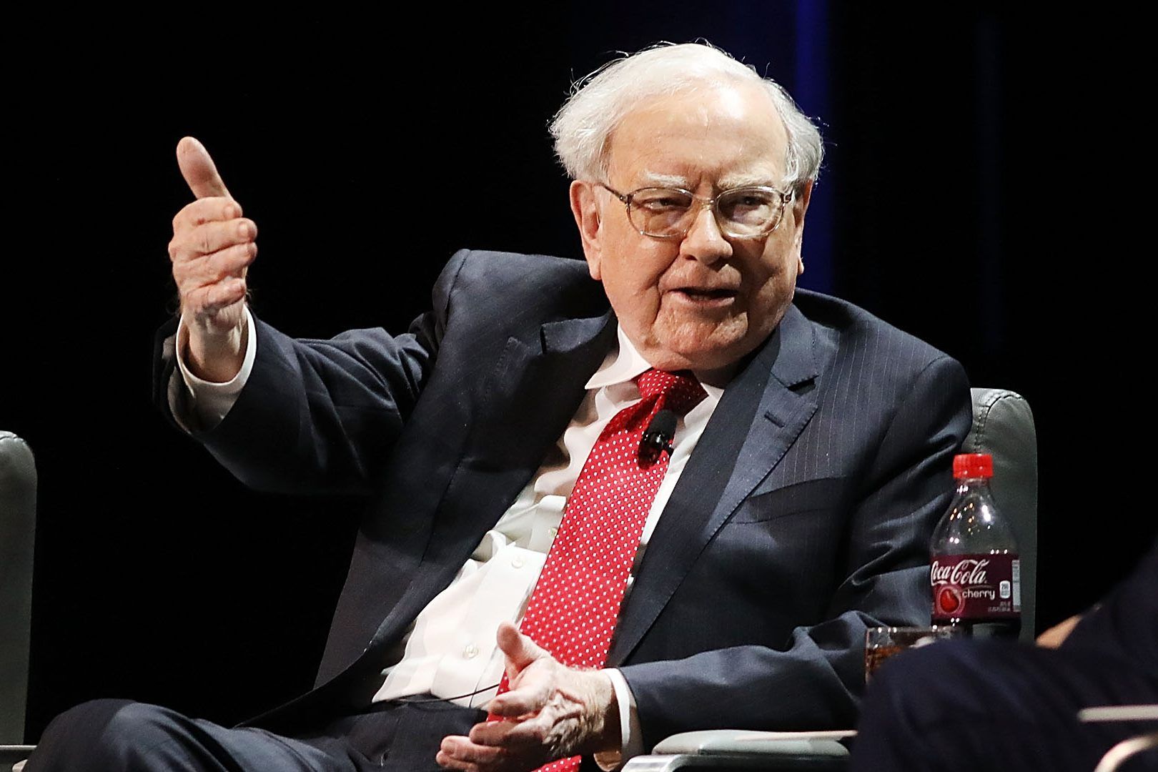 Bí kíp sống lâu của tỷ phú Warren Buffett: Sương sương 5 lon coca mỗi ngày chứ mấy! Bí kíp sống lâu của tỷ phú Warren Buffett: Sương sương 5 lon coca mỗi ngày chứ mấy!