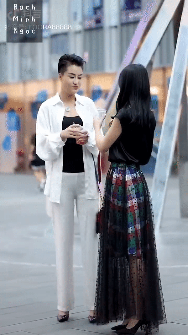 Nhà thiết kế thời trang Trung Quốc ăn mặc ngầu như 'ngự tỷ', khiến cả phe chị em cũng đổ rầm rầm Nhà thiết kế thời trang Trung Quốc ăn mặc ngầu như 'ngự tỷ', khiến cả phe chị em cũng đổ rầm rầm