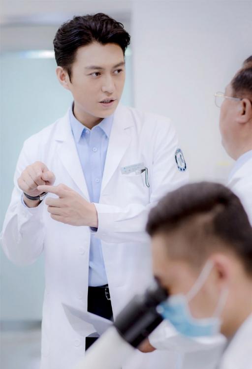 Trưá»c bác sÄ© Cá», còn có 8 bác sÄ© mỹ nam trong phim Hoa ngữ mặc áo blouse xao Äá»ng lòng ngưá»i