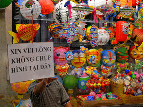 Cộng đồng mạng tranh luận khi tiểu thương phố lồng đèn thu phí khi khách muốn chụp ảnh Cộng đồng mạng tranh luận khi tiểu thương phố lồng đèn thu phí khi khách muốn chụp ảnh