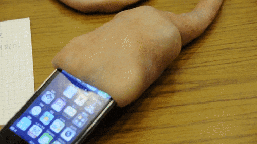 Bộ sạc iPhone mô phỏng... dây rốn, có thể cựa quậy y như sinh vật sống Bộ sạc iPhone mô phỏng... dây rốn, có thể cựa quậy y như sinh vật sống