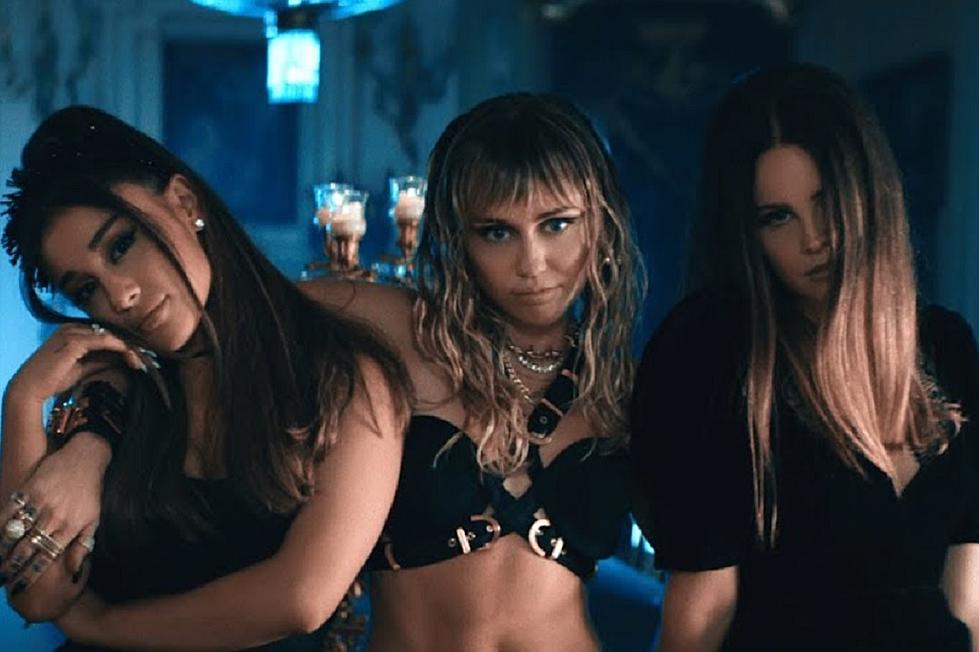 Miley Cyrus khoe ngực và cơ bắp săn chắc sau khi tung MV mới Miley Cyrus khoe ngực và cơ bắp săn chắc sau khi tung MV mới