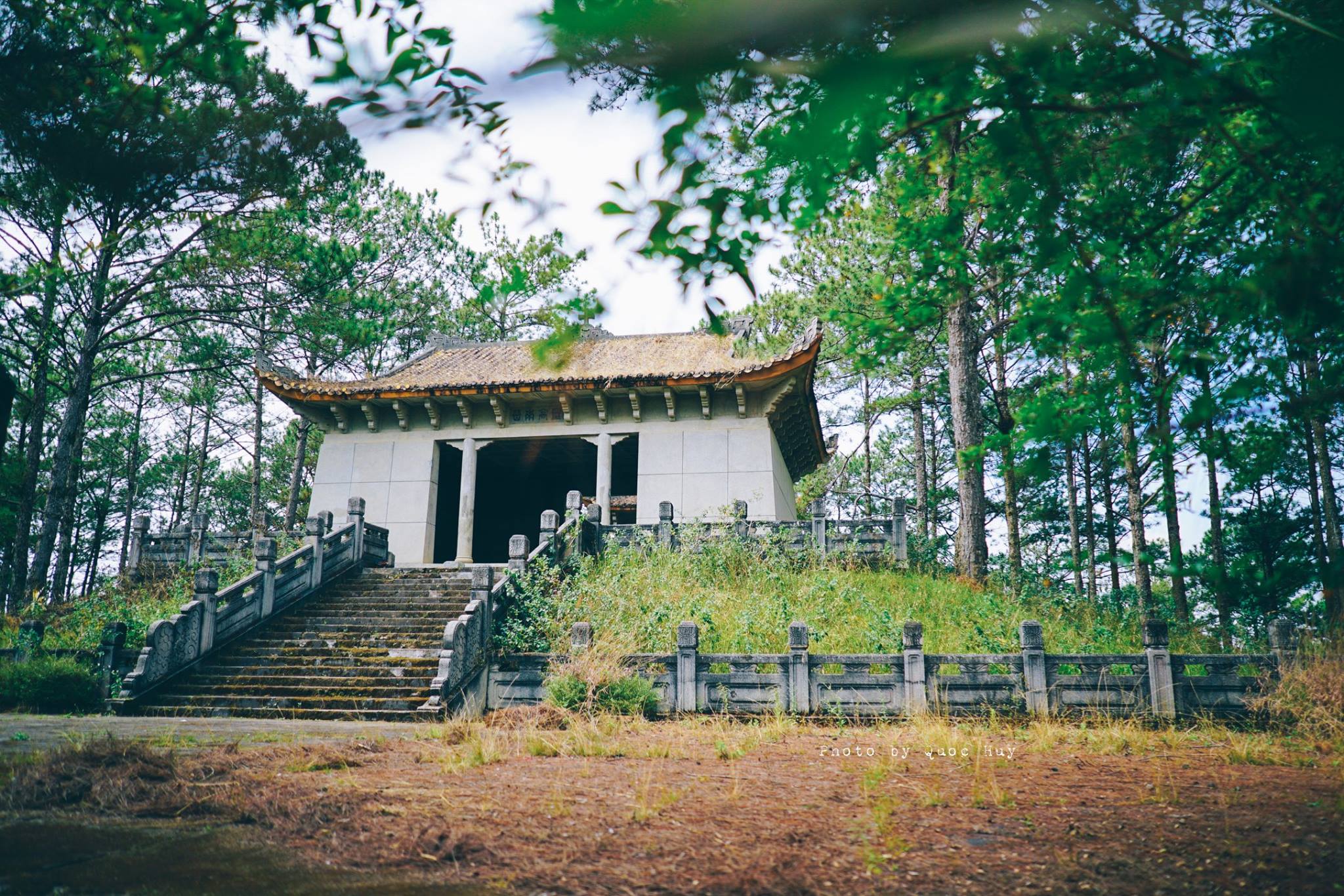Viếng thăm mộ phần của Nam Phương Hoàng hậu trên đất Pháp Viếng thăm mộ phần của Nam Phương Hoàng hậu trên đất Pháp