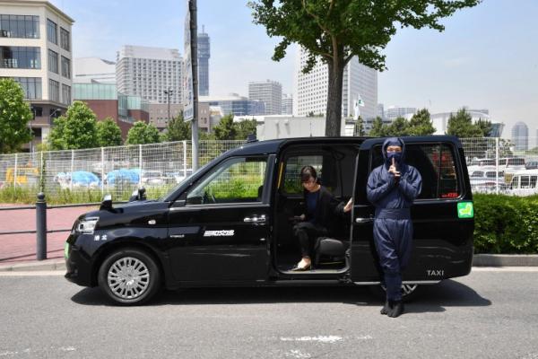 Taxi tại Nhật Bản hiện đang được lái bởi các ninja và mật vụ có trang bị... súng nước Taxi tại Nhật Bản hiện đang được lái bởi các ninja và mật vụ có trang bị... súng nước