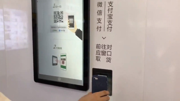 Nhà hàng Trung quốc cho robot phục vụ thay người, thùng rác ngay bên dưới bàn ăn Nhà hàng Trung quốc cho robot phục vụ thay người, thùng rác ngay bên dưới bàn ăn