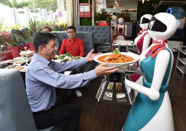 Nhà hàng Trung quốc cho robot phục vụ thay người, thùng rác ngay bên dưới bàn ăn Nhà hàng Trung quốc cho robot phục vụ thay người, thùng rác ngay bên dưới bàn ăn
