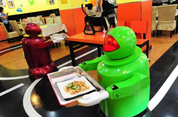 Nhà hàng Trung quốc cho robot phục vụ thay người, thùng rác ngay bên dưới bàn ăn Nhà hàng Trung quốc cho robot phục vụ thay người, thùng rác ngay bên dưới bàn ăn