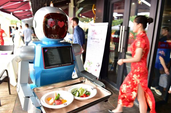 Nhà hàng Trung quốc cho robot phục vụ thay người, thùng rác ngay bên dưới bàn ăn Nhà hàng Trung quốc cho robot phục vụ thay người, thùng rác ngay bên dưới bàn ăn