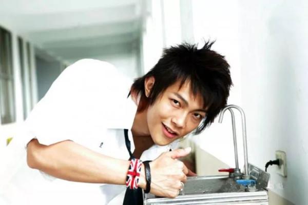 Những hình ảnh nhất định phải quên trước khi xem Vương Đại Lục vào vai Giang Trực Thụ trong 'Thơ Ngây' Những hình ảnh nhất định phải quên trước khi xem Vương Đại Lục vào vai Giang Trực Thụ trong 'Thơ Ngây'