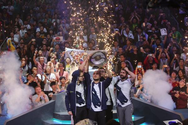 1 game thủ Dota được phong làm Bộ trưởng, các anh em đồng game cũng thấy vui lây 1 game thủ Dota được phong làm Bộ trưởng, các anh em đồng game cũng thấy vui lây