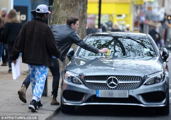 Chỉ nghiện xăm hình, mê xế hộp, tuổi trẻ của cậu ấm Brooklyn Beckham cứ mãi lông bông vậy sao? Chỉ nghiện xăm hình, mê xế hộp, tuổi trẻ của cậu ấm Brooklyn Beckham cứ mãi lông bông vậy sao?