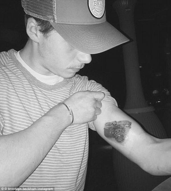 Chỉ nghiện xăm hình, mê xế hộp, tuổi trẻ của cậu ấm Brooklyn Beckham cứ mãi lông bông vậy sao? Chỉ nghiện xăm hình, mê xế hộp, tuổi trẻ của cậu ấm Brooklyn Beckham cứ mãi lông bông vậy sao?
