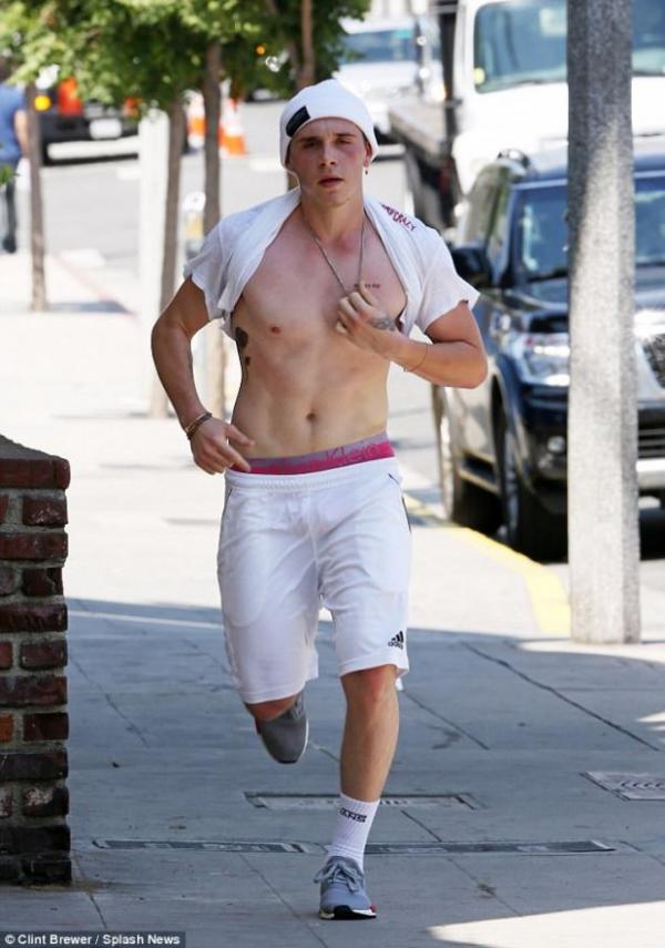 Chỉ nghiện xăm hình, mê xế hộp, tuổi trẻ của cậu ấm Brooklyn Beckham cứ mãi lông bông vậy sao? Chỉ nghiện xăm hình, mê xế hộp, tuổi trẻ của cậu ấm Brooklyn Beckham cứ mãi lông bông vậy sao?