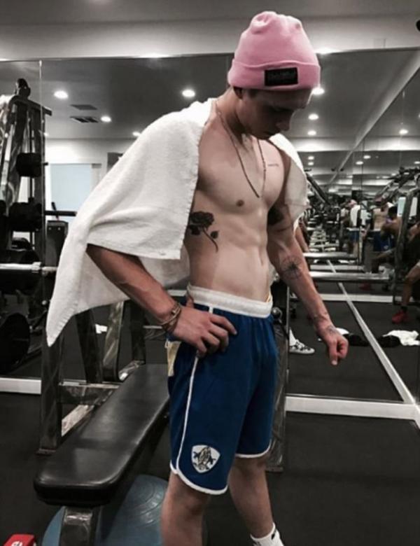 Chỉ nghiện xăm hình, mê xế hộp, tuổi trẻ của cậu ấm Brooklyn Beckham cứ mãi lông bông vậy sao? Chỉ nghiện xăm hình, mê xế hộp, tuổi trẻ của cậu ấm Brooklyn Beckham cứ mãi lông bông vậy sao?