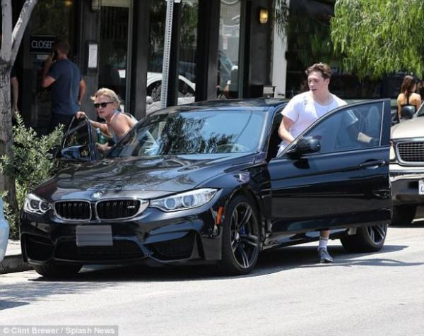 Chỉ nghiện xăm hình, mê xế hộp, tuổi trẻ của cậu ấm Brooklyn Beckham cứ mãi lông bông vậy sao? Chỉ nghiện xăm hình, mê xế hộp, tuổi trẻ của cậu ấm Brooklyn Beckham cứ mãi lông bông vậy sao?