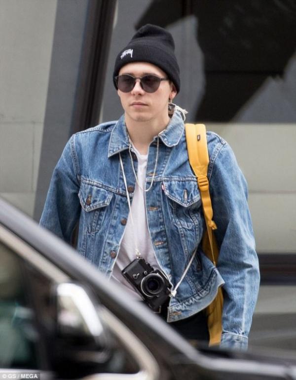 Chỉ nghiện xăm hình, mê xế hộp, tuổi trẻ của cậu ấm Brooklyn Beckham cứ mãi lông bông vậy sao? Chỉ nghiện xăm hình, mê xế hộp, tuổi trẻ của cậu ấm Brooklyn Beckham cứ mãi lông bông vậy sao?