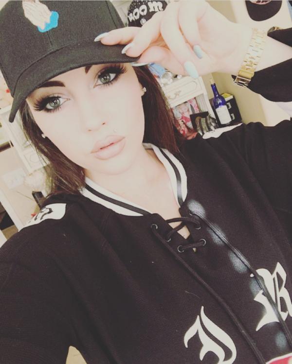 Bekuh Boom: 'mẹ đẻ' loạt hit của BLACK PINK, 24 tuổi nắm trong tay hàng triệu đô tiền bản quyền Bekuh Boom: 'mẹ đẻ' loạt hit của BLACK PINK, 24 tuổi nắm trong tay hàng triệu đô tiền bản quyền