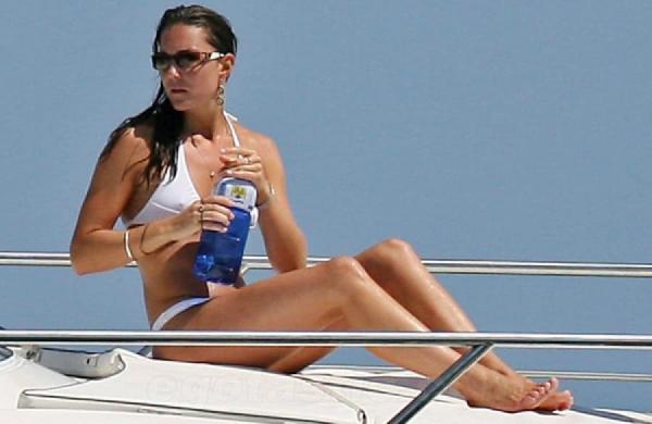 10 awkward ways the queen is mad with kate middleton 3