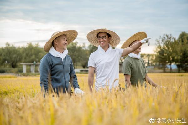 Rời showbiz, cuộc sống 'Nhĩ Khang' Châu Kiệt bình yên lạ với ruộng đồng, hoa cỏ và vụ mùa Rời showbiz, cuộc sống 'Nhĩ Khang' Châu Kiệt bình yên lạ với ruộng đồng, hoa cỏ và vụ mùa