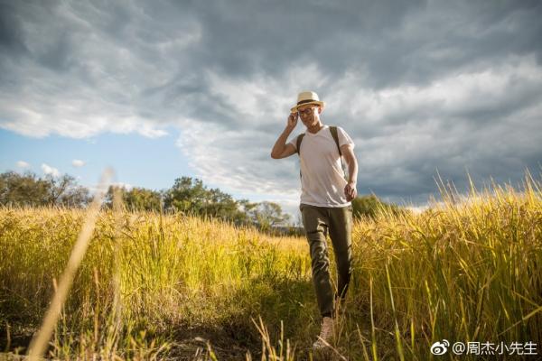 Rời showbiz, cuộc sống 'Nhĩ Khang' Châu Kiệt bình yên lạ với ruộng đồng, hoa cỏ và vụ mùa Rời showbiz, cuộc sống 'Nhĩ Khang' Châu Kiệt bình yên lạ với ruộng đồng, hoa cỏ và vụ mùa