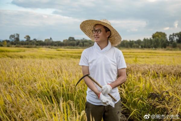 Rời showbiz, cuộc sống 'Nhĩ Khang' Châu Kiệt bình yên lạ với ruộng đồng, hoa cỏ và vụ mùa Rời showbiz, cuộc sống 'Nhĩ Khang' Châu Kiệt bình yên lạ với ruộng đồng, hoa cỏ và vụ mùa